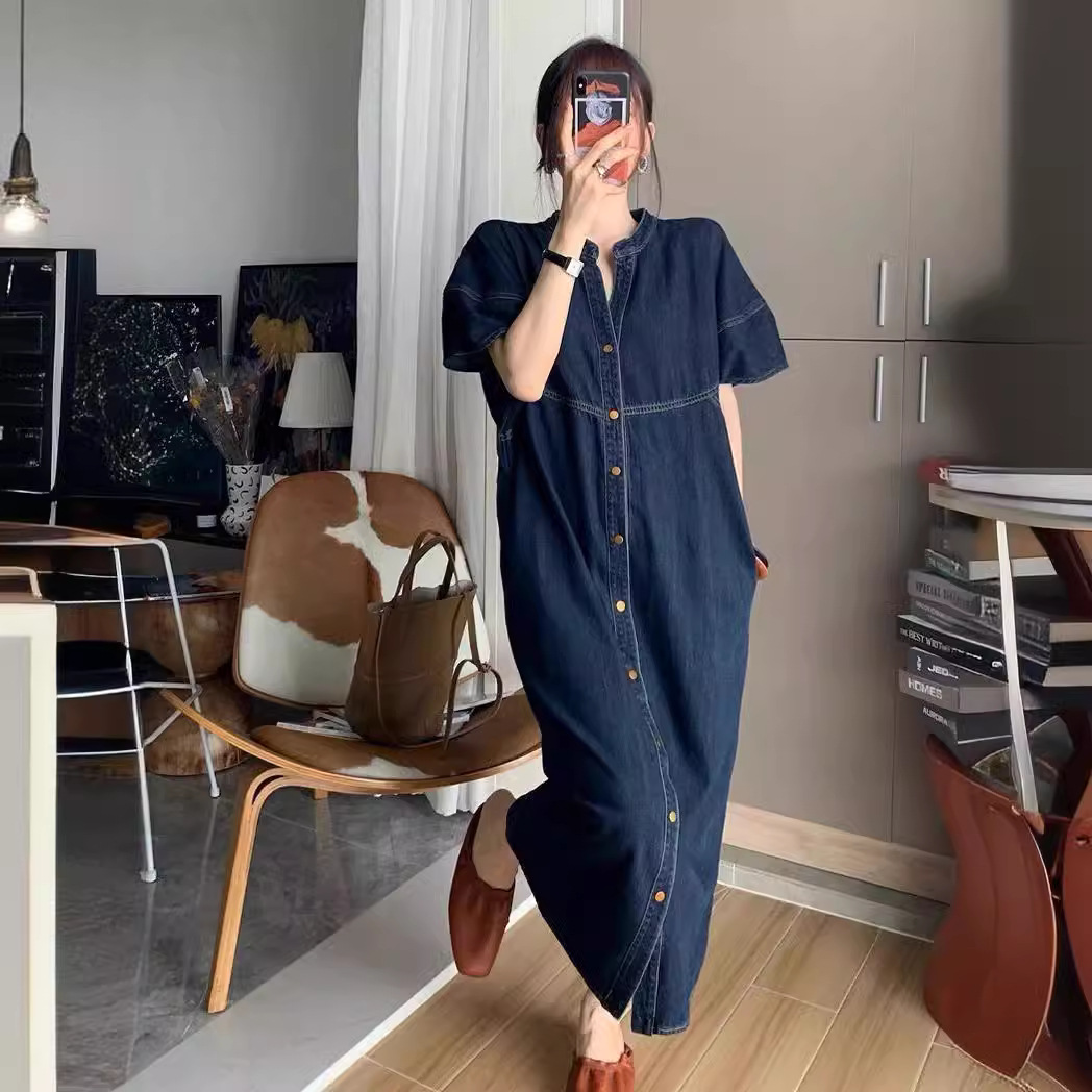 V Vintage Fashion - เดรสยีนส์ทรงหลวมสไตล์วินเทจฝรั่งเศสแบบใหม่ ชุดเดรสแฟชั่นฤดูใบไม้ผลิ-ฤดูร้อนสำหรับผู้หญิง แขนสั้น คอวี ดีไซน์หรูหรา สไตล์ต่างประเทศ